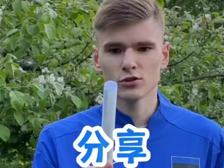 如果短距离冲刺,手臂可以在 90 度左右,跑步距离越长,摆臂角度越小,手握拳把纸卷起来放在你手心,跑步结束后它不会变形这是好的效果。#跑步摆臂 #跑步