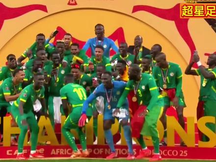 来拿拿看?塞内加尔拒绝归还非洲杯,还将奖杯送进军事基地保护。#非洲杯 #足球的魅力 #足球搞笑视频 #唯有足球不可辜负 #dou来足球季