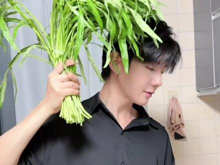 郝大厨:某人不太能吃辣~
#云旗 #郝熠然 #云熠 #做饭 #强烈推荐