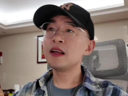 去现店看了小米新一代SU7,真好看,跟我想象一样靛石绿超美 新配色排名的话,我首推靛石绿,其次赤霞红,第三卡布里蓝。靛石绿色泽真的很丰富,不同光线下有不同层次的色彩,跟小米YU7 宝石绿的色泽也有相当大的差异度,绝对值得去店里看看,好好比较一下。
#小米SU7 #新一代SU7 #小米汽车 #雷军