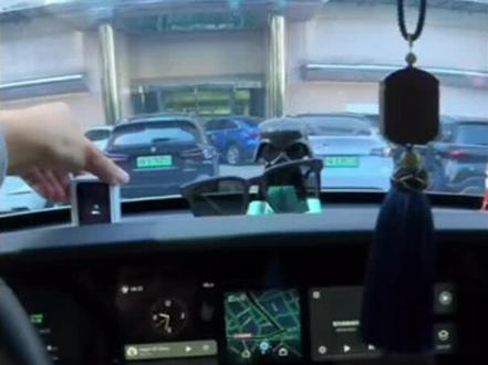 夸克G1眼镜实测|AI很强,但槽点也很真实🔥
戴了3天夸克G1智能眼镜,优缺点直接说透!
✅AI是真强!
语音支付、识物查车价房价、导航提醒超好用
唯独翻译一塌糊涂,AI这块直接9分
😎颜值8分
造型还行,但镜腿偏笨重,颜色少还没墨镜款
🔋便利性仅6分
单电池不够用,只能线充,眼镜盒还不能充电
必须备备用电池,不然很折磨
🎧音质一般,7分
亮点很顶,小毛病也不少
刚需党可以冲,追求完美慎入!
#夸克G1 #AI眼镜 #智能眼镜测评 #真实体验