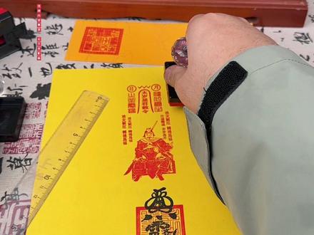 自动出油的高清光敏印章、加厚结实、外置加油孔 内置导流槽 #丙午太岁 #文哲大将军 印章定制、尺寸齐全#太岁星君 太岁星君,又称“岁”,是中国古代天文历法与民间信仰结合形成的六十位值年神祇,对应六十甲子轮值掌管人间祸福。其信仰起源于对岁星(木星)的崇拜,战国时期为修正岁星纪年误差而创设“太岁”概念,后演变为方位禁忌与生肖冲犯的信仰体系。道教典籍《三教源流搜神大全》记载殷商王子殷郊被奉为太岁星君,玉帝封其为“地司九天游变使至德太岁杀伐威权殷元帅”,如《三命通会》所述:“夫太岁者,乃一岁之主宰,诸神之领袖”。秦汉后太岁信仰融入道教神灵体系,被尊为“值年岁君太岁之神”,统领六十位岁神。《尔雅·释天》详细记载太岁干支命名规则,如“太岁在甲曰阏逢”“在寅曰摄提格”等。元明时期国家将其纳入祀典,民间形成安太岁、谢太岁等仪俗,并通过纸马祭祀化解“犯太岁”之厄。道教宫观设元辰殿供奉太岁神像,其形象多表现为武将或太子造型。#六十甲子 #正一派 印章定制@抖音小助手