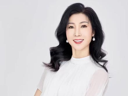 吴宜泽夺冠那一刻,当所有网友都在鼓掌时,我却看哭了吴爸爸的故事。
吴宜泽7岁学球,吴爸爸关掉古董店;13岁求学,吴爸爸卖掉兰州唯一的房;16岁赴英,父子为了省钱挤在了没有窗的地下室里,十年如一日,吴爸爸在朋友圈只发儿子的夺冠瞬间。吴宜泽夺冠后说:“父母才是真正的冠军”。
这世上最无声的爱,叫“中国式父母”。还有无数个“吴宜泽”这样的父母,他们把一生的筹码都押给孩子,却常常忘了给自己留张底牌。
我是慈袀姐姐,做了这么多年养老规划,看过太多这样的故事。爱孩子和爱自己,从来不是单选题。规划孩子的同时,早一点给自己规划,是为了将来不成为孩子的负担,还能一直做他们最体面的靠山。
#吴宜泽夺冠 #吴宜泽 #女性成长 #养老规划 #理财规划