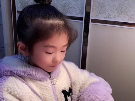 宝贝要来教大家做自制创可贴啦。#有趣的儿童手工作品 #手工diy #一起玩手工吧 #锻炼宝贝的专注力 #亲子手工