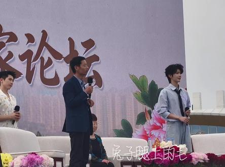 “牡丹仙子+问答环节” 牡丹寓意象征是富贵吉祥,在小星河眼里只有了爱情🤣,把普普整蒙了,芍药才是爱情之花#为美好而来活动现场 #向全世界安利活动 #郝熠然#菏泽