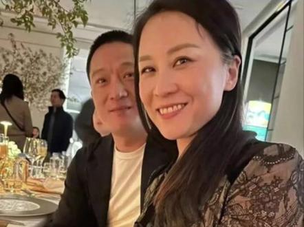 要读透书本,更要读懂人心 哈佛才女金刻羽陷“骗局”:精英教育的盲区与残酷社会课。
#金刻羽 #余海军 #宝利德 #人工智能 #现代与经典 #经典诵读 #哈佛女孩 #寒假
年轻的美女教授为什么会陷入与草根商人不明不白的关系?
精英活在模型里,骗子钻在人心里。
我们把孩子送进哈佛,送进北大清华,培养成温室里的名花。
但是教育不包括对人性幽暗的认知,学历越高,越容易成为被收割的猎物。
比起托举孩子登上云端,更要教他们在大地行走;
要读透书本,更要读懂人心。