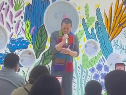 嫣然年会上,#李亚鹏 几度哽咽 :我们应该可以渡过这个难关 新址确定后将向公告募款情况 感谢那英、董宇辉等人伸出援手 #李亚鹏感谢那英董宇辉等人伸出援手 #嫣然医院年会李亚鹏哽咽发言 #嫣然天使儿童医院