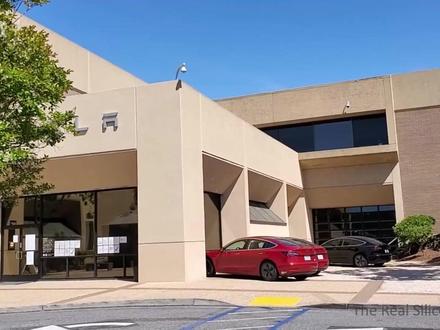 时薪48美元的“赛博苦力”:马斯克为什么要雇人给AI洗碗? 注意:【内容声明】本视频部分画面使用AI技术生成(如骑独轮车的霸王龙画面)
人类的血肉之躯,正在沦为AI降临物理世界的“昂贵燃料”。
在加州的帕洛阿尔托,马斯克正在疯狂招聘一个诡异的岗位:时薪48美元,不看学历,不懂代码,只要求身高1米7到1米8。应聘者每天只需穿上布满摄像头的动作捕捉皮套,在一个假房间里连续8小时洗碗、叠衣服。为什么拥有恐怖算力的科技巨头,却要花高昂的代价,雇佣人类去干最原始的家务?
本期视频,PlanJ将带你撕开具身智能的黑盒,硬核拆解马斯克的“物理世界破解计划”:
砸碎代码的暴君: 为什么特斯拉要在2023年一次性删掉30万行顶尖工程师手敲的C++控制代码?面对万圣节骑着独轮车的霸王龙这种荒诞的长尾效应,AI如何学会像玩“填空游戏”一样预知未来?
900万免费“赛博劳工”: 揭秘恐怖的“影子模式”。全世界900万特斯拉车主,如何在毫不知情的情况下,为超级计算机Cortex喂养出超过132亿公里的三维世界物理模型?
22个自由度的死局: 当那颗在马路上战无不胜的FSD大脑,被原封不动塞进Optimus(擎天柱)的胸腔后,为什么面对一个脆弱的鸡蛋却瞬间瘫痪?
48美元的“血肉献祭”: 揭开遥操作的真相。为什么给AI看几千万小时的YouTube做饭视频毫无用处?人类时薪48美元的“赛博苦力”,如何用自己的肌肉记忆,帮AI强行砸出一块破译物理密码的“罗塞塔石碑”?
人类的肉身,只不过是用来启动这台硅基巨兽的“第一把打火机”。当这把火点燃,“合成数据”与“超级工厂炼蛊皿”的双轨计划将彻底碾碎旧时代的规则。
莫拉维克的诅咒已被砸开裂缝,具身智能的奇点正在暴怒降临。
【下期预告】
当马斯克的暴力美学,撞上中国制造的钢铁洪流,具身智能的终极王座,究竟会属于谁?关注PlanJ,我们下期见!
#马斯克 #optimus #特斯拉 #机器人 #人工智能