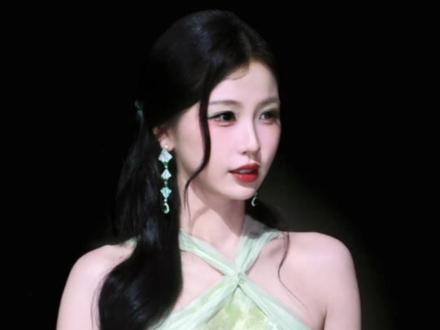 虞书欣马来西亚活动第二套造型,又换了一套淡绿色的中式长裙。 #娱乐评论大赏