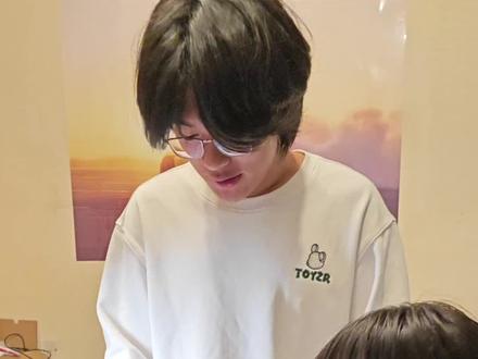 草稿纸,首先要划分区域。一般是把一张A4的陶稿纸进行对折。折完之后,左右两边分别使用一道题的基础,演算完成之后, 会画一道横线,表示已经结清。 这个横线就是个分隔符,这是第一,一定要分区域使用,
第二,输血书写一定要规范,写的清晰严谨,不要写的乱七八糟。
为啥呢?方便你追根溯源。
就是说,如果说,结果错了,你写的很麻烦,你只能从头开始,
你想找那个自己的步骤,你都找不着。
你写的非常清晰、规范,追根溯源很轻松的。
那么第三点是什么呢?就是养成严谨仔细的这个解题习惯, 平时不严谨,考试 再想严谨,严谨不起来,只有平时在草稿纸一演算的时候, 都尽量按照考试的要求去做,书写规范。 你发现到了考试的时候基本不会因为粗心马虎丢分。