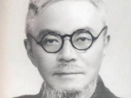 #丰子恺
丰子恺(1898---1975),
浙江嘉兴人,
散文家、画家、文学家、美术与音乐教育家。
主要作品有《缘缘堂随笔》,
画集《子恺漫画》。
师从弘一法师李叔同,
以中西融合的画法创作漫画以及散文而著名。