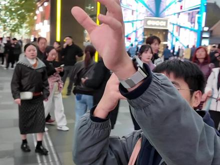 2025联盟嘉年华席卷成都春熙路,新打卡姿势已出现“人传人”现象#2025英雄联盟全球总决赛#成都联盟嘉年华#2025联盟嘉年华#英雄联盟s15总决赛#电竞