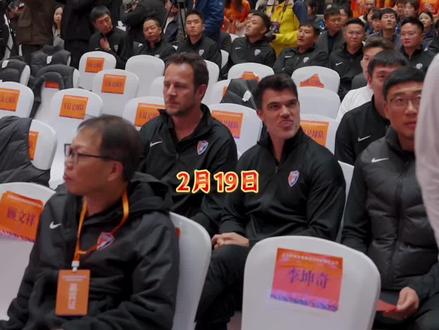 2月19日,中超新军云南玉昆足球俱乐部在玉溪举行了新赛季出征仪式,在主教练安德森的带领下,球员阵容一一亮相,征战中超联赛,云南玉昆对球员阵容进行了大换血,外援方面,罗马尼亚外援约尼查完成续约,同时还签下来自葡萄牙的后腰内内,拥有安哥拉、葡萄牙双重国籍的前锋埃尔德·科斯塔,来自西班牙的中后卫何塞·马丁内斯以及来自巴西的前锋佩德罗·恩里克,
国内球员方面,保留了上赛季帮助球队冲超成功的球员赵宇豪、韩子龙、迪力木拉提、罗竞、徐宏杰等球员,同时俱乐部从挪超兰黑姆俱乐部签下拥有中国国籍的归化球员侯永永,同时引进了马镇、叶楚贵、李松益等中超联赛履历比较丰富的球员充实班底。
值得一提的是,在外征战多年的云南籍球员段德智、孙学龙均回到了家乡“为云南而战”,这也为球队的新赛季增加了更多的看点。#中超联赛 #云南玉昆