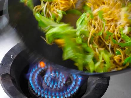 炒面好多人第一步就做错了,难怪不好吃,酒店大厨教你正确做法