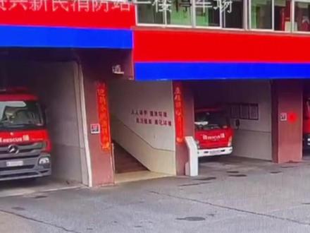 当代年轻人美德之一:听劝 #精神状态belike #绝活必须展示一下 #凳子卡住头 #消防救援