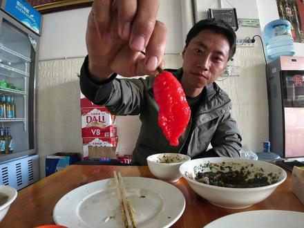 又是被云南美食震惊的一天! 夜宿荒废牛棚小院 #长途骑行 #云南美食 #旅行