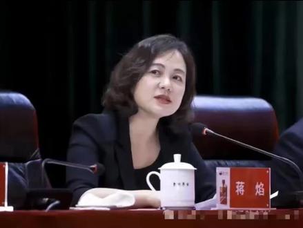 近日,茅台又一核心成员落马。
据贵州省纪委监委通报,贵州茅台酒股份有限公司党委委员、副总经理、财务总监、董事会秘书蒋焰涉嫌严重违纪违法,目前正接受纪律审查和监察调查。
“美女董秘”的权力版图。
蒋焰,1977年6月出生于贵州仁怀,父亲曾在茅台酒厂后勤部门工作。1997年考入贵州大学法律系经济法专业,毕业后进入中国银行贵州省分行,一待就是11年,轮岗过银行会计、公司信贷、法律合规、风险内控等核心部门。
2012年,蒋焰进入兴业银行贵州省分行,仅半年后便转投茅台集团。彼时35岁的她,从此与茅台绑定十四年。
茅台给她的第一个任务是筹建集团财务有限公司——被称为茅台的“内部银行”,归集全集团数千家子公司资金,承担资金调度、信贷投放等核心职能。截至2025年6月,该公司资产总额达1482.74亿元。
此后她的权力版图持续扩张:牵头筹建茅台建信投资基金,出任董事长;筹建茅台融资租赁公司;兼任贵阳贵银金融租赁副董事长。
2021年11月,她获聘贵州茅台副总经理、财务总监,代行董秘职责,次年正式获聘董秘,12月接任茅台集团财务公司董事长。至此,她一人身兼党委委员、副总经理、财务总监、董事会秘书四职。在A股市场,这种将财务与信息披露大权集于一身的结构极为罕见。
争议言论与落马轨迹。
去年,蒋焰曾因一句话引发热议:“茅台的离职率是非常低的,很多一干干三代。”在她看来这是茅台吸引力强的体现,但在网友看来,这恰恰暴露了企业内部岗位世袭的问题。
法学出身、在银行干了十几年风控的蒋焰,本应对红线最为敏感。然而她还是栽了。
茅台“前腐后继”。
蒋焰落马,是茅台反腐图谱的最新一笔。短短一年多时间,茅台系已有4名高管被查:2025年1月,原董事长丁雄军被查;同年7月,遵义茅台机场原总经理喻阳洪被查;9月,茅台技术开发公司原副总经理周振乾被查。
此前,袁仁国、高卫东两任原董事长均已获刑。
从袁仁国到高卫东,从丁雄军到蒋焰,茅台的反腐清单越拉越长。这位曾被称为“资本市场的官方门面”、手握茅台千亿现金调度权的“气质御姐”,终究没能逃过“前腐后继”的宿命。#正浩防务 #茅台 #反腐倡廉