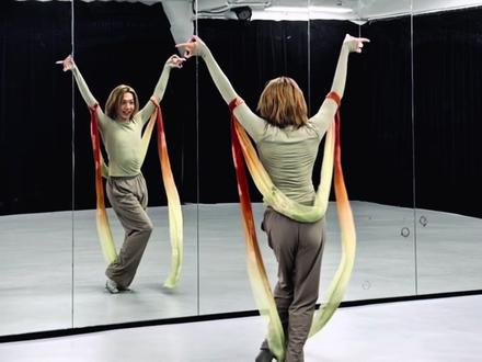 获得美丽披帛,再跳一次上头精卫!!
《精卫》教程来啦 喜欢的朋友们冲冲冲!
编舞:@蟹不rou 大大在这里!!#敦煌舞 #精卫dj #精卫敦煌舞蹈挑战 #背面演示 #今命中万事一字空