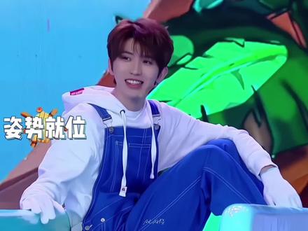 小蓝困困背带裤特别萌!#蔡徐坤 #ikun #可爱 #综艺