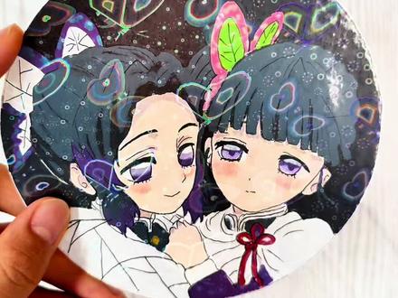 鬼灭之刃|蝴蝶忍×香奈乎 吧唧手绘教程 【分步详细教程】
1. 线稿起稿
• 先画圆形轮廓,确定双人半身构图,两人微微靠近,互动感拉满
• 左边蝴蝶忍:侧颜温柔眉眼,黑紫短发+白色蝴蝶发饰,线条柔和带破碎感
• 右边香奈乎:齐刘海+乖巧大眼,粉绿蝴蝶发饰,表情安静软糯
• 衣服:鬼杀队队服,领口褶皱、蝴蝶结细节简单勾勒
2. 勾线定型
0.5粗笔勾外轮廓,0.3细笔刻画发丝、五官、衣纹和蝴蝶,线条干净细腻,擦掉铅笔稿
3. 铺色上色
1. 皮肤:浅肤色平铺全脸、脖子、手部,脸颊轻扫淡粉色腮红,眼窝、下巴加浅灰阴影,皮肤干净不脏
2. 头发:黑色铺底色,发尾用深紫叠涂渐变,留出头顶高光
3. 眼睛:浅紫铺底,深紫画瞳孔,点白色高光,清冷氛围感直接拉满
4. 发饰&衣服:蝴蝶用白+紫、粉+绿上色;队服白色打底,领口、下摆用深紫加深,蝴蝶结用红色点缀
5. 背景:黑色铺底,画上彩色爱心、小碎花、蝴蝶图案,氛围感瞬间拉满
4. 细节收尾
整体加一层细闪/高光,圆形边缘修整齐,温柔又精致的杯垫就完成啦
#抖音同人图鉴 #鬼灭之刃吧唧徽章 #绘画教程分享 #画动漫人物教程 #二次元周边角色吧唧 @抖音次元观察员 @创作灵感小助手 @抖音小助手