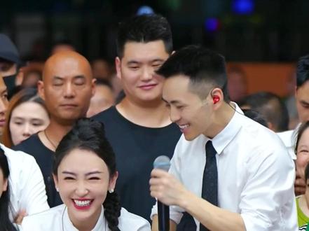 歌手杨雯梓参加索图大舞台,索图亲自迎接! #索图#索图大舞台#杨雯梓#歌手