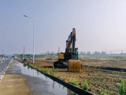 淮河入海水道二期工程是国家和省规划实施的重大工程,已列入“十四五”规划建设的国家水网骨干工程,西起洪泽湖二河闸,东至滨海县扁担港注入黄海,全长162.3km。2022年度包括3段建设内容:其中淮安区先导段工程位于我区淮城街道境内,淮安地涵下游0.9千米处,起点为淮扬漫水公路,终点为淮扬公路桥,河道长0.75千米。主要建设内容包括深泓扩挖,深泓北侧河坡护岸,北堤堤防加固,滩地平整及弃土布置, 土方开挖量约97万立方米。工程计划7月初在我区举行开工仪式,7月底正式施工,明年春完工。🌹🌹🌹#期待明天会更好