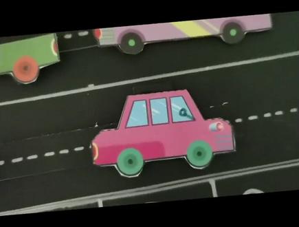 交通安全主题手工,想了个不用绘画的方法,用黑卡纸剪出道路,用宝宝小时候的贴纸书,剪贴完成#交通安全手工#幼儿园