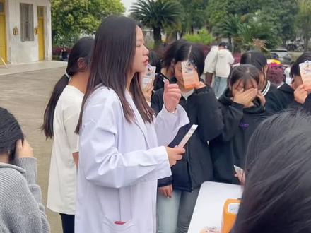 在堡里中学给同学们清洗眼镜,发现很多同学已经开始在戴美瞳,学生为什么不能戴美瞳/隐形,且听我一分钟详解!#永明眼镜 #堡里中学 #为什么学生不能戴美瞳