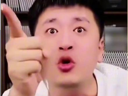 【#张雪峰直播时脏话不断被封号 】#向网络名人账号违法违规说不 曾经坐拥6500万粉丝的网红主播张雪峰,曾因不当言论被停播28天,被禁止再关注。复播不久,他在小号直播时,却依然频繁使用污言秽语。专家表示,网络名人的流量影响力不是恃名而狂的特权,而更应该规范自身言行,恪守公序良俗底线。