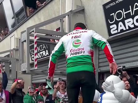 约翰扎尔科刹车时不伸腿,独有的控车方式令很多车手佩服 #motogp #摩托 #骑车姿势要帅 #控车技巧 #大神