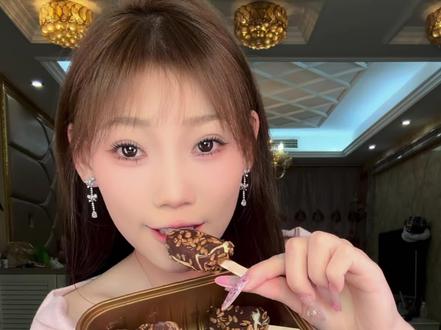 超超超长冰激凌爽吃局~(合理饮食,拒绝浪费,个人饮食习惯,请勿模仿 )#零食 #冰淇淋 #巧克力 #深夜放毒系列之让你饿的睡不着 #美食分享官