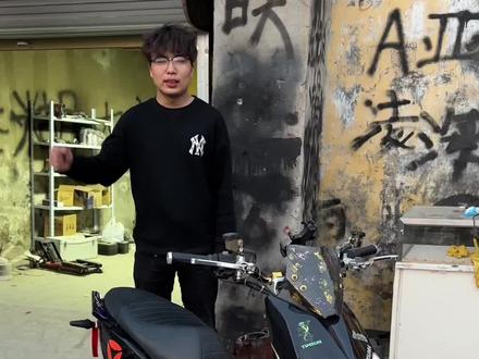 最新搞定24款雅迪X5升级一对爱得利px1,发光开关,巴风特车把,巴风特增高码,减震增高码,24款仪表,包碳前挡风,蜂窝双透镜,满天星轮毂,UGR浮动盘,巴风特扶手,国产布雷博小螃蟹,手机支架,前后转向灯