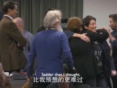 雪诺读到结局,一脸无法接受,不可置信。