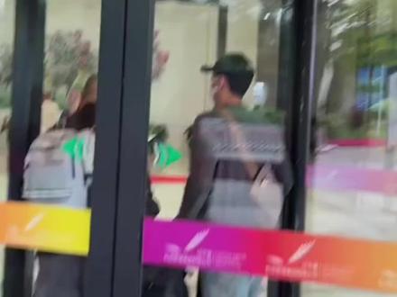 🐳🐷日常炫耀篇(5分钟)|黄景瑜,你是从祁醉那儿拿的剧本吗?
一直觉得🐳遇到🐷之后的行事作风很像一位故人
昨天终于想到了,是祁醉
祁醉和于炀差6岁
黄景瑜和王子奇差4岁
初相识时
于炀是电竞新人,祁醉是神之右手电竞之光
王子奇是娱圈新人,黄景瑜是内娱服兵役第一人
祁醉:又说又做,明晃晃炫耀
黄景瑜:做了不说,暗戳戳炫耀
祁醉:看到这个青团没有?于炀给我买的
黄景瑜:看到这个奶瓶没有?子奇给我送的
祁醉:看到这个手机没有?于炀给我买的
黄景瑜:一套粉色漂亮吧?子奇穿给我看过
祁醉:你看这个手机,它背后有一段情
黄景瑜:你看这个三角标,它背后有一段情
祁醉:我吃醋了,他碍着我了
黄景瑜:你把手给我撒开
祁醉:你给他准备房间干嘛?他住我屋
黄景瑜:包吃包住,除了睡觉不在一起,其他时间都在一起
祁醉(替于炀回答):甩狙,老公教哒~
王子奇:
握枪,老黄教我~
手铐,老黄教我~
我调完这个给你喝哒~
祁醉:现在的我们,希望有一天你也能找到自己的幸福
黄景瑜:2025年,希望你们也能找到自己的江成屹
祁醉:于炀突然从后面抱住我,用脸往我后背蹭,软的不行不行的
黄景瑜:子奇突然从背后抱住我,黏黏糊糊,胳膊一直往我背后蹭
于炀对祁醉:我不会让人欺负,只让你欺负
王子奇对黄景瑜:我不会让人随便捏,只让你随便捏随便搂随便掐
每当黄景瑜的行为找不到动机时
只需要用祁醉的逻辑代入一下
就能瞬间明了了
真就一模一样啊
#黄景瑜王子奇