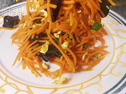 胡萝卜炒鸡蛋,会提高人体免疫力,对眼睛也有好处,建议大家多吃