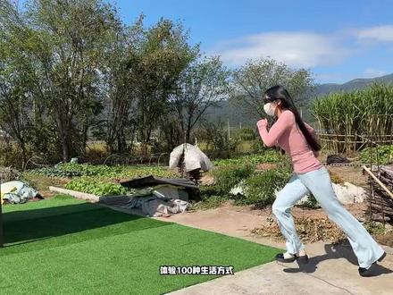 侠客红尘:挑战在倒置的房子里生活24小时,只能在天花板上睡觉