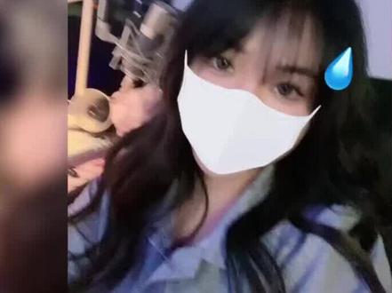 厕所摔跤改变人生,小团团为何能成斗鱼一姐#一条小团团 #小团团露脸 #娱乐评论大赏