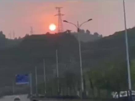 京城傅家,百年世家,底蕴深厚,他们不沾政,沾的都是旁人不敢碰的东西,傅家当代家主阴郁寡恩,离经叛道。
幼时的他沉默寡言及不合群,在一场宴会上,他被人欺负,是她替他解围。
后来她就一直跟在她身后,变着法哄她开心,照顾她,想尽一切办法不让她生病受罪,更是对她言听计从,宠溺无度。
她是宋家小姐,生的一副美人骨,姿容潋滟名动京城,却自幼多病,仿佛珍贵的瓷娃娃,身上有股与生俱来的清冷气质,像是一朵圣洁的雪莲,清冷出尘,高雅脱俗。
晚宴上,她一袭月白色的旗袍,清丽脱俗。
他一袭高定礼服,站在一束樶明亮的光下面,成了人群中樶令人瞩目的焦点。
隔着数米远的距离和人群,在她看过去的瞬间,他似有所觉的看过来。
两人的视线在空中相遇,原本神色冷淡的他遥遥地冲她一笑,旁若无人的朝她走过来。
凑在她耳边几乎贴着她耳垂说道:“你今天真美。”
他语气含笑,略微透着几分说不清道不明的沙哑,湿热的气息扫过她的耳垂,仿佛过电一般传到了她四肢百骸。
她的手指都仿佛带着几分麻意,下意识蜷缩起来。
又听他说:“想看你打扮的漂漂亮亮的,又想让你只打扮给我一个人看,柚柚,你说怎么办才好?”
他的唇贴上了她的耳垂,带着几分刻意的撩拨。
温热的气息洒在她的脸上,她苍白的双颊染上了一层绯红,心跳的有些快。
“你总离我这么近做什么。”
明明是抱怨,可她嗓音天生清清柔柔,放低声音时尾音软糯。
听起来就像是爱人间的娇嗔。
他喉间滚烫,双目锁住那两瓣嫣红的唇。
嗓音低沉沙哑:“柚柚……”
她心口顿时一跳。
后来,坊间传闻惯来冷血薄情的小傅总藏了位旗袍美人,据说还是用了不正当手段从自己的旁人那儿抢来的。
美人身体孱弱,小傅总一掷千金每日拿名贵药材仔细养着,人人都说他养的不是美人是祖宗。
他是条疯狗,脾性古怪,乖戾无常,可她并不怕。
他所有的温柔都给了他。
那日,傅家家宴,有人挥着巴掌过来,她楞了下,想要往旁边躲开,可已经近在咫尺。面前突然多了一道高大的身影,把她圈在了怀里。
随即,那人被人用脚踹了出去。
“还不拖走?”他冷冷一回头,目光冷若冰霜。
转身再看向她时,眼里的戾气尽数压了下去,:“有没有被伤到?”
旁人没刃住讥讽出声:“哼,有靠山就是不一样啊,有人给撑腰呢。”
他目光扫过来,那人声音戛然而止。
他眼皮微掀,懒散地说:“别说是一个宋家,她就是想把这京城翻个底朝天,我都乐意哄着她玩。”#推文 #甜宠文