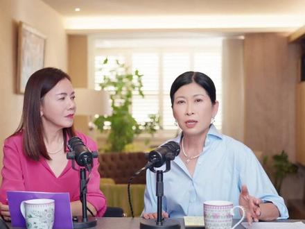 闺蜜军师|如何克服恐惧迷茫,破茧成蝶? 你是否总被恐惧和焦虑困住,不敢迈出改变的第一步?今天,我和我的闺蜜军师Rose邹开莲 一起,坦聊从“胆小”到“勇敢”的真实蜕变。在本期视频里,你将学到过滤内心与身边的负能量,以及用“以终为始”的思维找到成长方向。希望你能勇敢说YES,从小事开始练习,活出不被定义、充满影响力的自己。
Olga姐姐衣服:OULER
#女性成长 #破局思维 #职场干货 #自我突破 #视频播客扶持计划