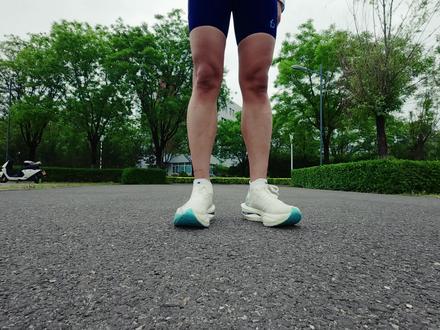 改款后终于把2代的坑填了!飞飚Future 2.5实测走起 从实际跑动体验出发,深度测评 361°飞飚Future 2.5 这双顶级碳板竞速鞋。本期内容涵盖:开箱配置(43码227g、双层德国赢创尼龙粗胚发泡+全掌异形铲形碳板、坡差6mm)、改款升级点(分体式鞋舌、碳丝混纺贾卡鞋面、碳板加宽15%)以及半马实测跑感。重点分析了它的高驾驭门槛(仅适配全马330以内、前掌/全掌落地的精英跑者),也客观指出了短板(对后跟着地跑者不友好、扁平足慎选、重量非顶尖)。最后给出明确的购买建议与适配人群画像,帮助跑者理性判断是否入手。#跑鞋测评 #马拉松 #马拉松跑鞋 #361度 #飞飚future#飞飚future