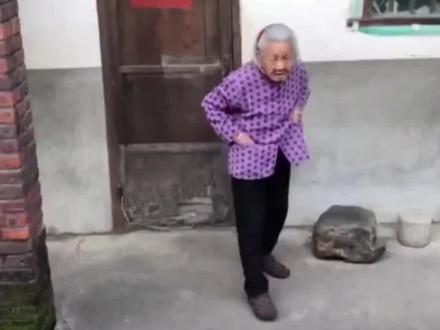 小伙带94岁奶奶骑摩托兜风,奶奶嘴上拒绝却站在车旁,模样太可爱#暖心