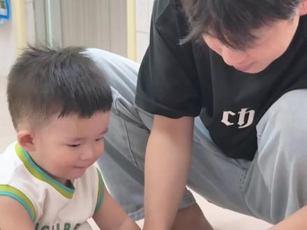 踏青日记—阳光、草地、还有俊辰的快乐搭子! #人类幼崽 #舅舅和外甥的日常 #记录真实生活 #英氏 #英氏畅润多果泥