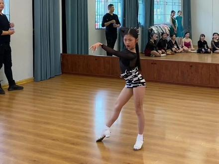 气场全开,林意涵的夺冠组合,看的孩子们“瞠目结舌”@领舞者(高老师) @领舞者-林意涵(勿连赞) #少儿拉丁 #舞蹈课堂随拍