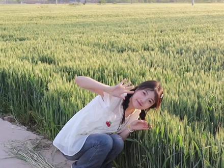 我985硕士毕业当牛马,他小学辍学开宝马...
偶遇十几年没联系的小学同学,我们过着完全不同的人生...
他有他的压力,我有我的压力,我们总是习惯放大自己的苦难,在对比中垂怜自己,其实根本没必要。
我一直觉得,这个世界上有很多神奇的事情,就比如这件事。拼车群随便加了一个同一天回山东的人,竟然是十几年没联系的一起长大的村里的小伙伴。
可能,我们一生遇到的每个人都是注定的缘分,包括我的家人、发小、闺蜜、朋友、同学、同事、以及大家这些电子好友。
所以,我想珍惜每个人、热爱每一天。
虽然很难做到,但是,我会努力记住每一段值得回忆的时光的!
现在想起小时候,想起故去的人和丢失的人,想起大家一起跳皮筋扔沙包玩稀泥巴巴,像是一个平行时空,有点虚幻,像是梦里的场景。
所以遇到从小一起长大的小伙伴,真的很激动!
(不是矫情,剪视频的时候哭了)
#人生 #情感