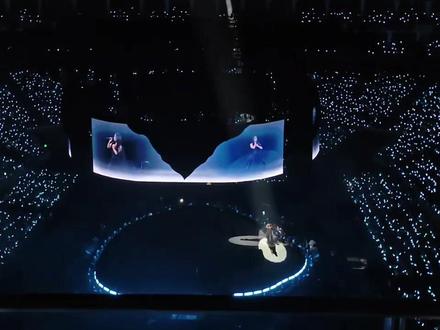 陈粒的走马,意思是:你以为我冷淡,不够爱你,但等你成长后才发现,我一直在对岸等你成熟勇敢,但今时不同往日,错过了就是错过了。#陈粒 #陈粒十周年演唱会 #走马 #陈粒成都演唱会