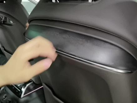 新款A8座椅拆卸方法,带氛围灯的拆卸方法。