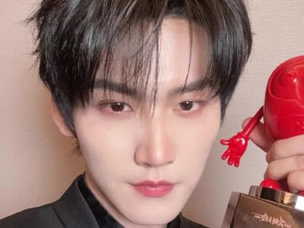 于正直播回应不让周柯宇去尖叫之夜,演员停戏一天会造成剧组损失,此次平台出面要人并补偿损失,所以才会放周柯宇出组,此前网传周柯宇将缺席尖叫之夜#周柯宇 #于正 #爱奇艺尖叫之夜 #直播 #明星