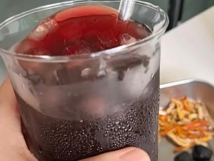 这个酸梅汤方子我超自信的! 试了很多方法,终于煮出没有烟味的酸梅汤了。跟饭店一个味道,甚至口感还要更柔和。
#酸梅汤的制作方法 #夏日解暑饮品 #酸梅汤 #夏日饮品 #自制饮品