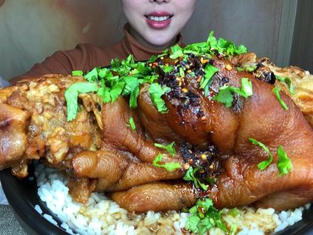 刚煳好的烂糊大肘子 炖了俩小时焖了俩小时超烂糊配上一碗大米饭 #咀嚼声 #肘子 #红烧肘子