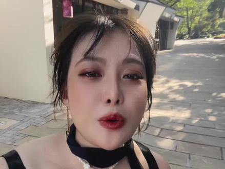 在台灣,農曆七月是「鬼月」,从七月一开始就是鬼门开,到七月三十鬼门关。民間相信這段時間好兄弟會出來遊走,所以會有許多祭拜與禁忌。
一到初一,就會有普渡桌擺滿餅乾、飲料、水果和金紙,準備給好兄弟享用。
中元節(七月十五)是重頭戲,街上常能看到社區、公司甚至市場集體普渡,香煙裊裊、熱鬧卻帶點莊重。
傳說鬼月期間不能去游泳、搬家、半夜曬衣服,也有人會避開夜遊或拍照。
但也有年輕人把它當成一種文化體驗,會特地去廟裡看普渡盛況。
我小時候最期待的不是祭拜,而是普渡結束後的「搶供品」,糖果跟餅乾像小型派對一樣被分光,
鬼月對我來說,就像是帶著神秘色彩的夏日節慶。
以上言论都是个人体验与想法不代表全部台湾风俗,单纯分享个人知道的文化差异分享哟
#上热搜 #上热门🔥 @DOU+上热门 @DOU+小助手 #dou #台灣女生 #vlog日常